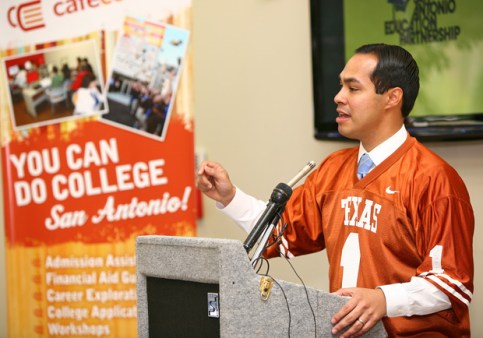 El alcalde de San Antonio Julian Castro dice que los evangélicos están "a la vanguardia en la tarea de mejorar la educación y de la participación democrática de la comunidad latina."