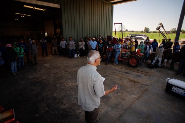 Tom Ríos predicando ante trabajadores agrícolas en un convivio en Kingsburg Orchards cerca de Fresno, California.