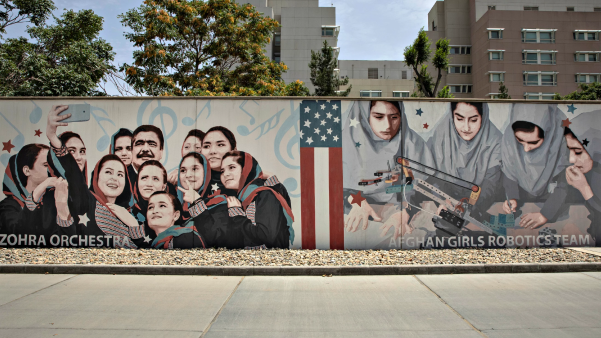 Se pueden ver murales a lo largo de las paredes de una tranquila embajada estadounidense el 30 de julio de 2021 en Kabul, Afganistán.