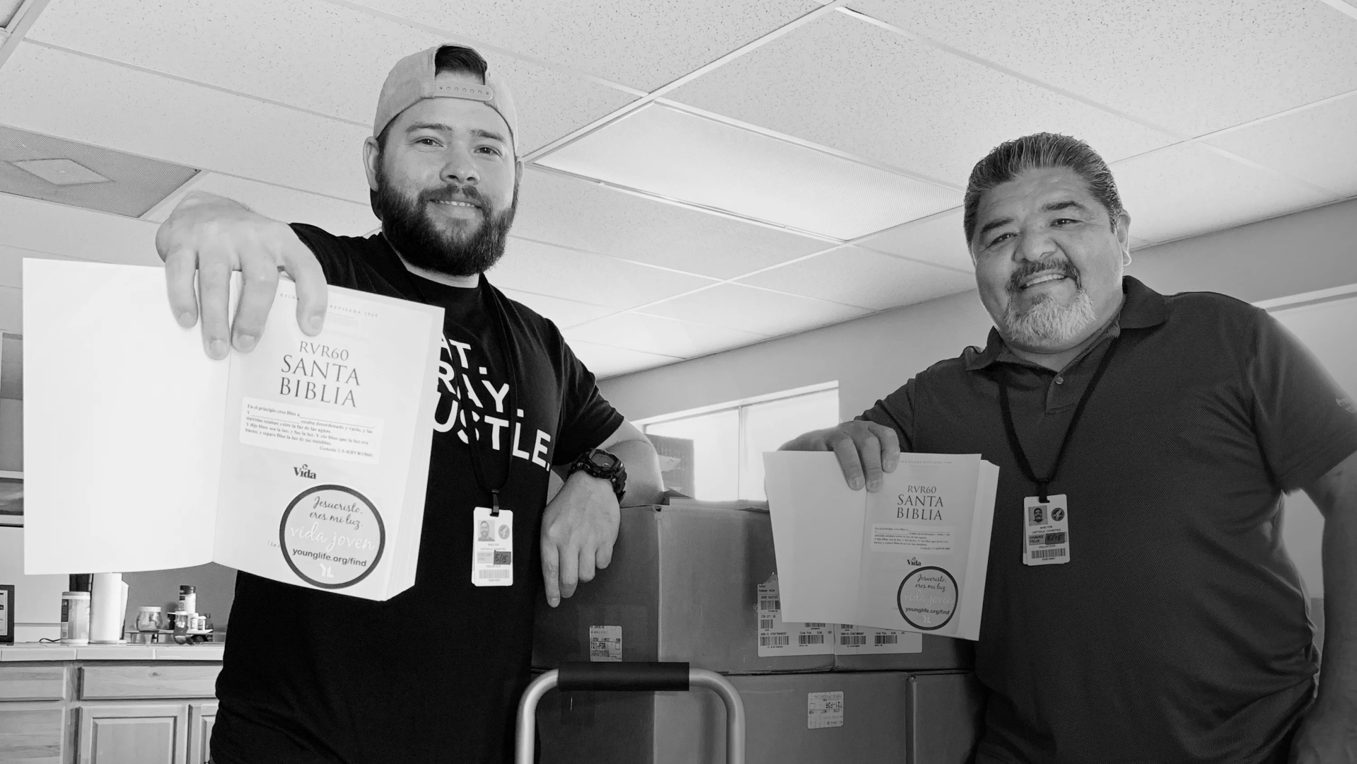 Los trabajadores de Young Life, Eric Collins (izquierda) y Félix Chávez (derecha), entregaron Biblias a adolescentes que buscaban refugio en EE. UU.