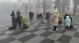 Ucranianos reunidos en oración en la plaza central de Kharkiv, Ucrania.