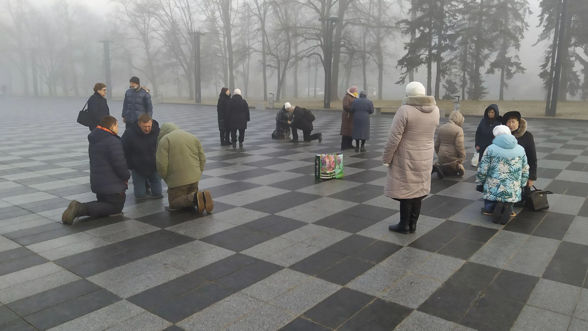 Ucranianos reunidos en oración en la plaza central de Kharkiv, Ucrania.