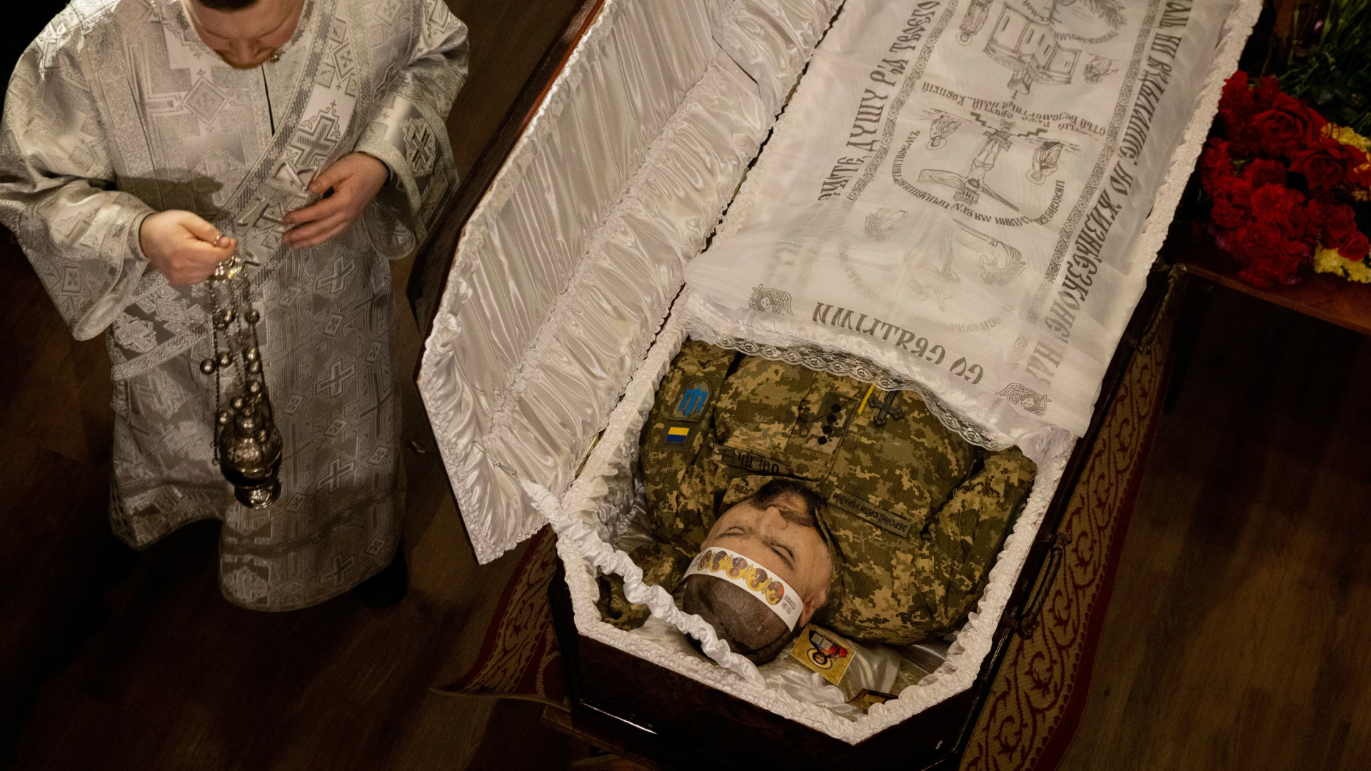 El cuerpo del capitán Anton Olegovich Sidorov, recientemente asesinado en Donetsk, en su funeral el 22 de febrero de 2022 en Kiev, Ucrania.