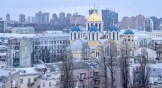 La catedral de San Vladímir se puede ver contra el horizonte de la capital del país durante el toque de queda del fin de semana, el 27 de febrero en Kyiv, Ucrania.