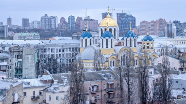 La catedral de San Vladímir se puede ver contra el horizonte de la capital del país durante el toque de queda del fin de semana, el 27 de febrero en Kyiv, Ucrania.