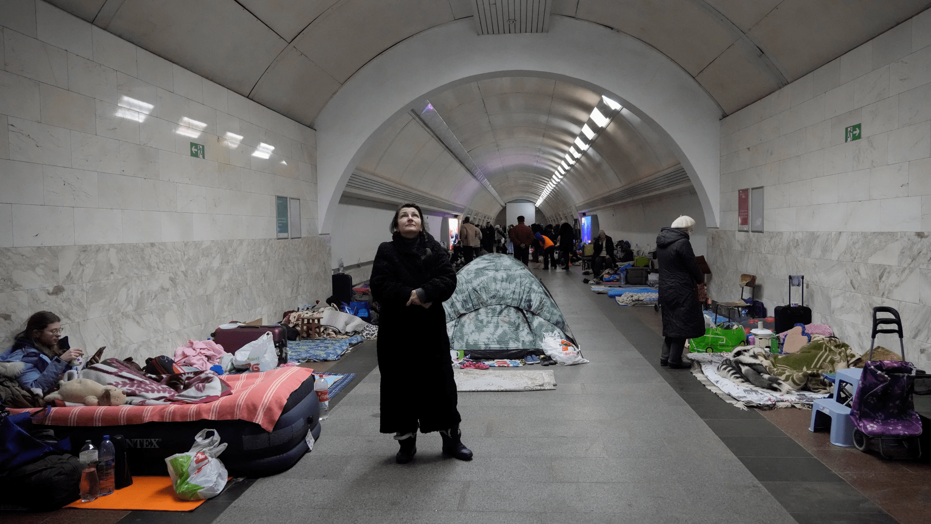 La gente se reúne en el metro de Kyiv, utilizándolo como refugio antibombas.