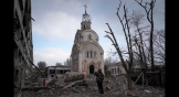 Un soldado ucraniano toma una fotografía de una iglesia destruida luego de los bombardeos en un distrito residencial en Mariupol, Ucrania, el 10 de marzo de 2022.