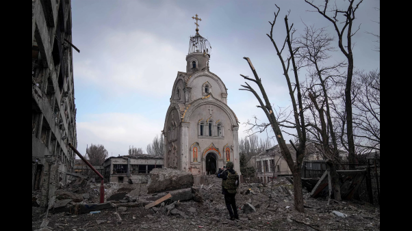 Un soldado ucraniano toma una fotografía de una iglesia destruida luego de los bombardeos en un distrito residencial en Mariupol, Ucrania, el 10 de marzo de 2022.