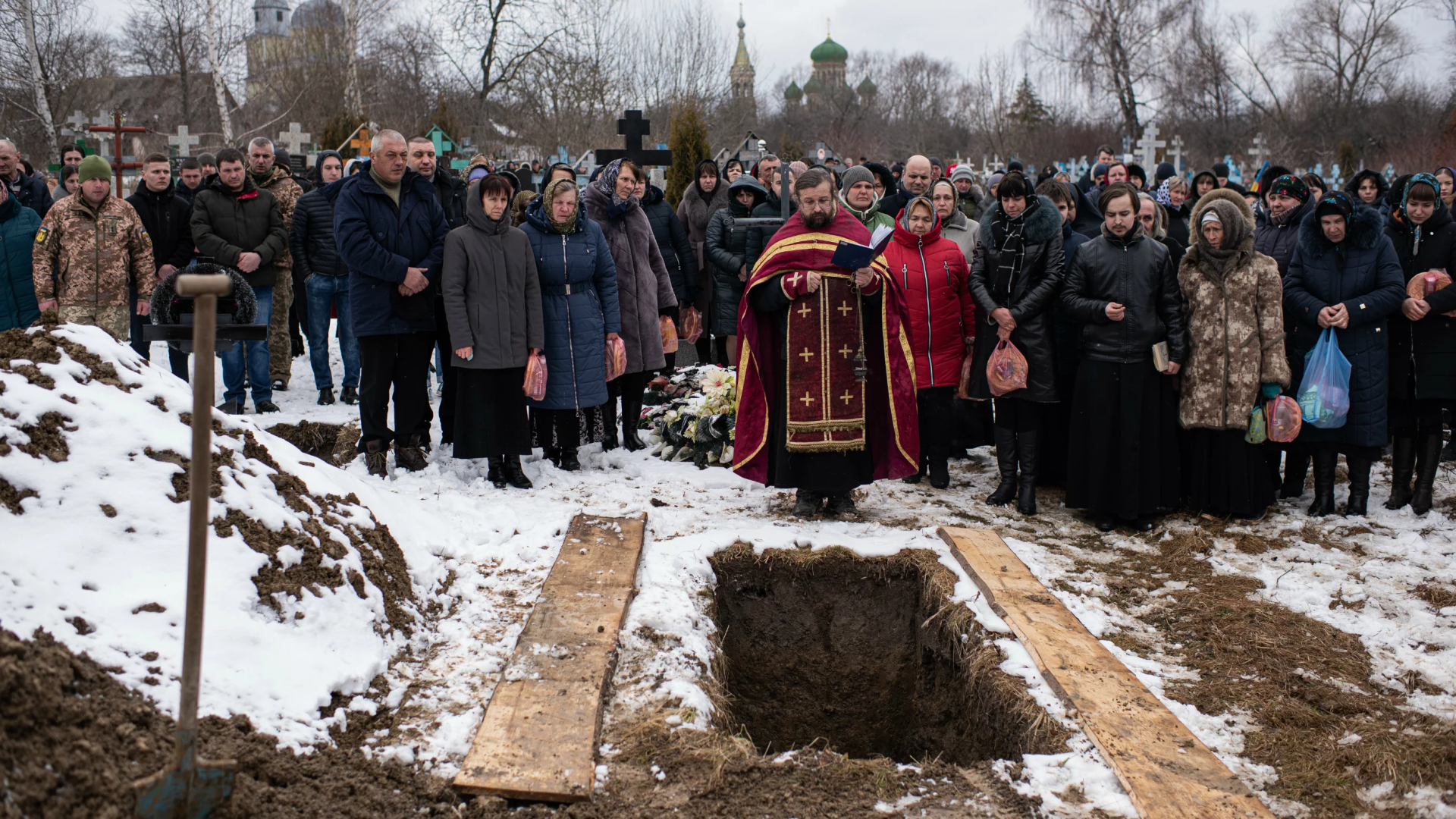 Un sacerdote dirige el funeral de un soldado ucraniano asesinado en la región de Donetsk, en un cementerio en Bila Krynytsia, el 6 de marzo de 2022, en la región de Chernivtsi al oeste de Ucrania.