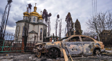 Una iglesia dañada y un auto incendiado en Irpin, Ucrania, causados por un ataque militar ruso el 9 de marzo de 2022.