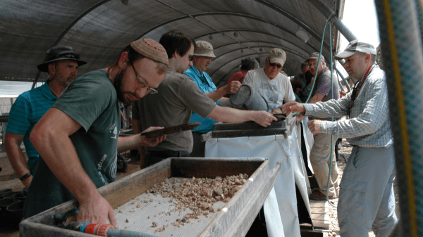 Voluntarios buscan entre los escombros en el Proyecto de Cribado del Monte del Templo.