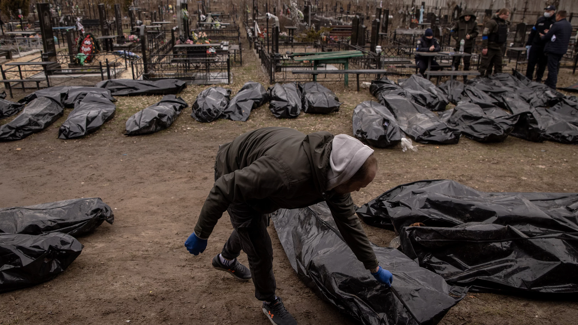 Personal policial y forense registran 58 cuerpos de civiles asesinados en la ciudad de Bucha, Ucrania y alrededores.