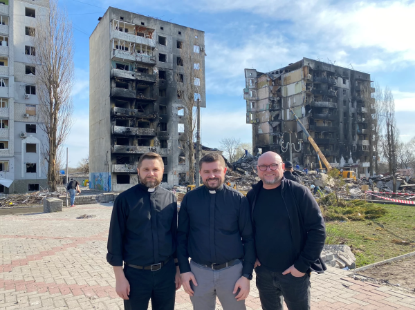 El presidente del Seminario Evangélico Teológico Ucraniano, Ivan Rusyn (centro), en Hostómel, Ucrania.