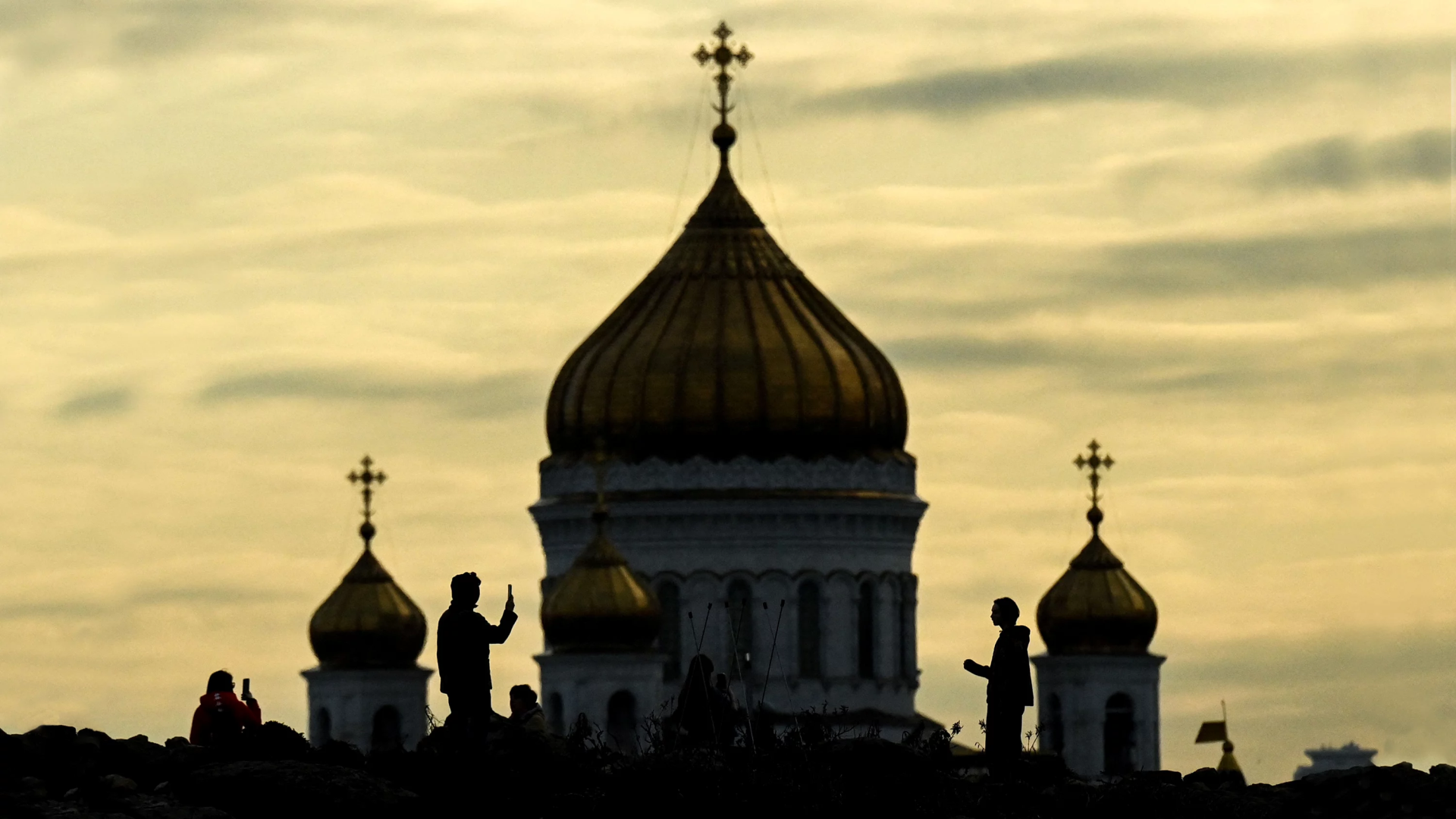 Una vista del atardecer desde el parque Zaryadye, con la catedral Cristo el Salvador en el fondo, en el centro de Moscú, Rusia, el 19 de abril de 2022.