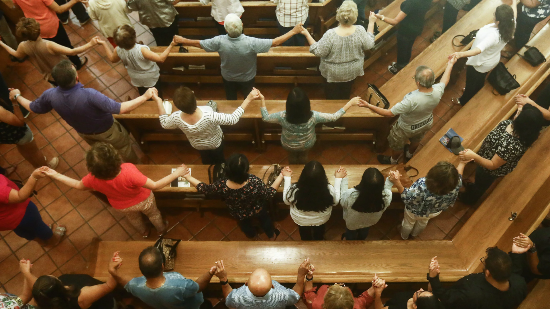 Iglesia St. Pius X en El Paso, Texas, realiza una vigilia por las víctimas del tiroteo del 3 de agosto de 2019.