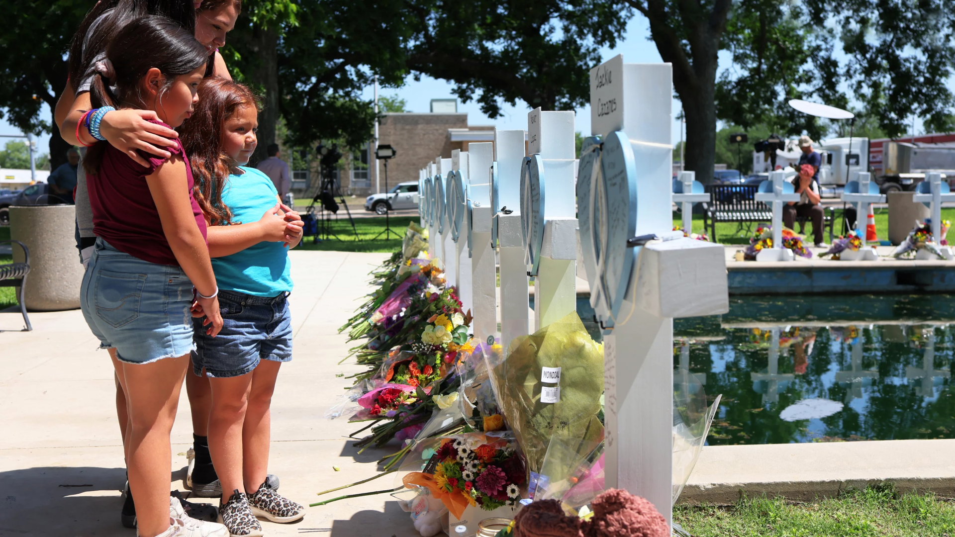 Dolientes visitan el monumento en homenaje a una de las víctimas del tiroteo masivo ocurrido en una escuela primaria, en la plaza principal de Uvalde.