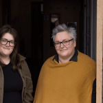 Natasha Davidson (izquierda) y Sharon Dickens (derecha) son líderes de mujeres en la comunidad de Niddrie.