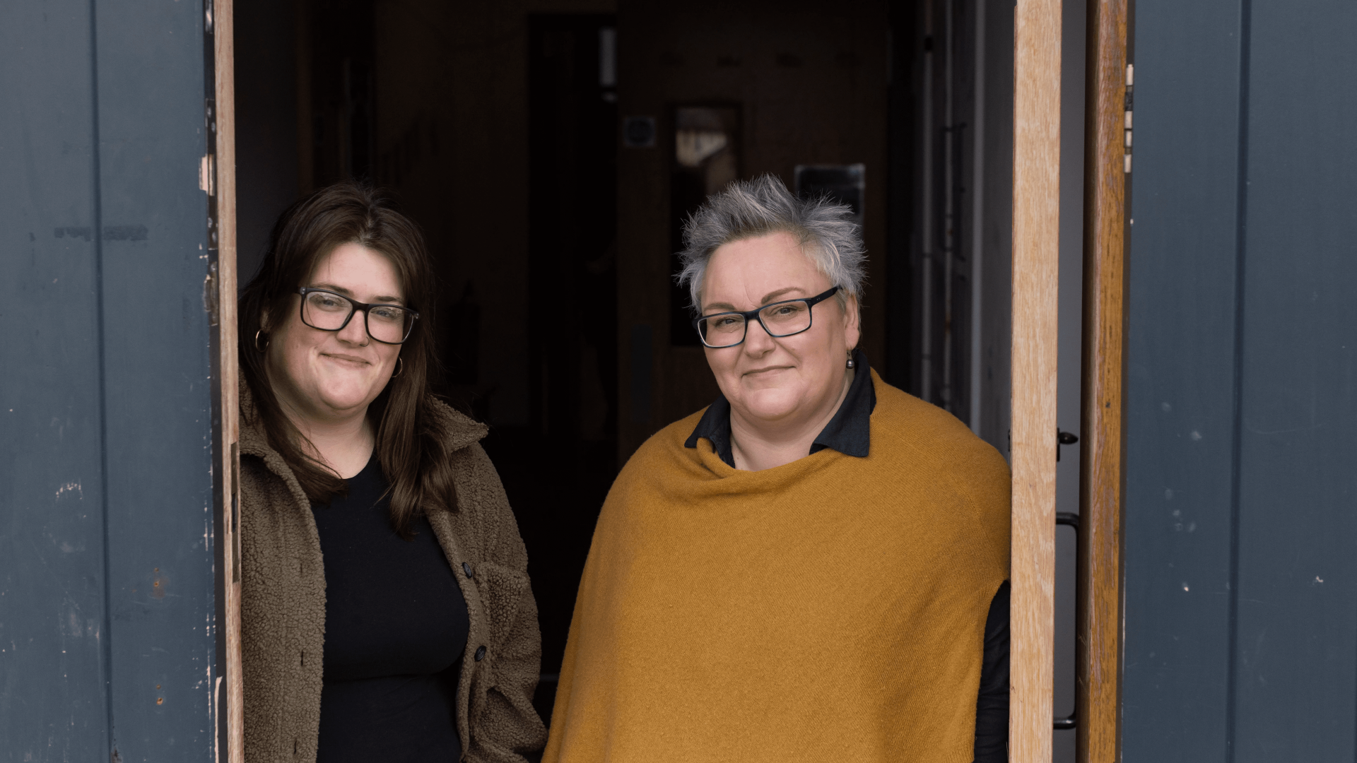 Natasha Davidson (izquierda) y Sharon Dickens (derecha) son líderes de mujeres en la comunidad de Niddrie.