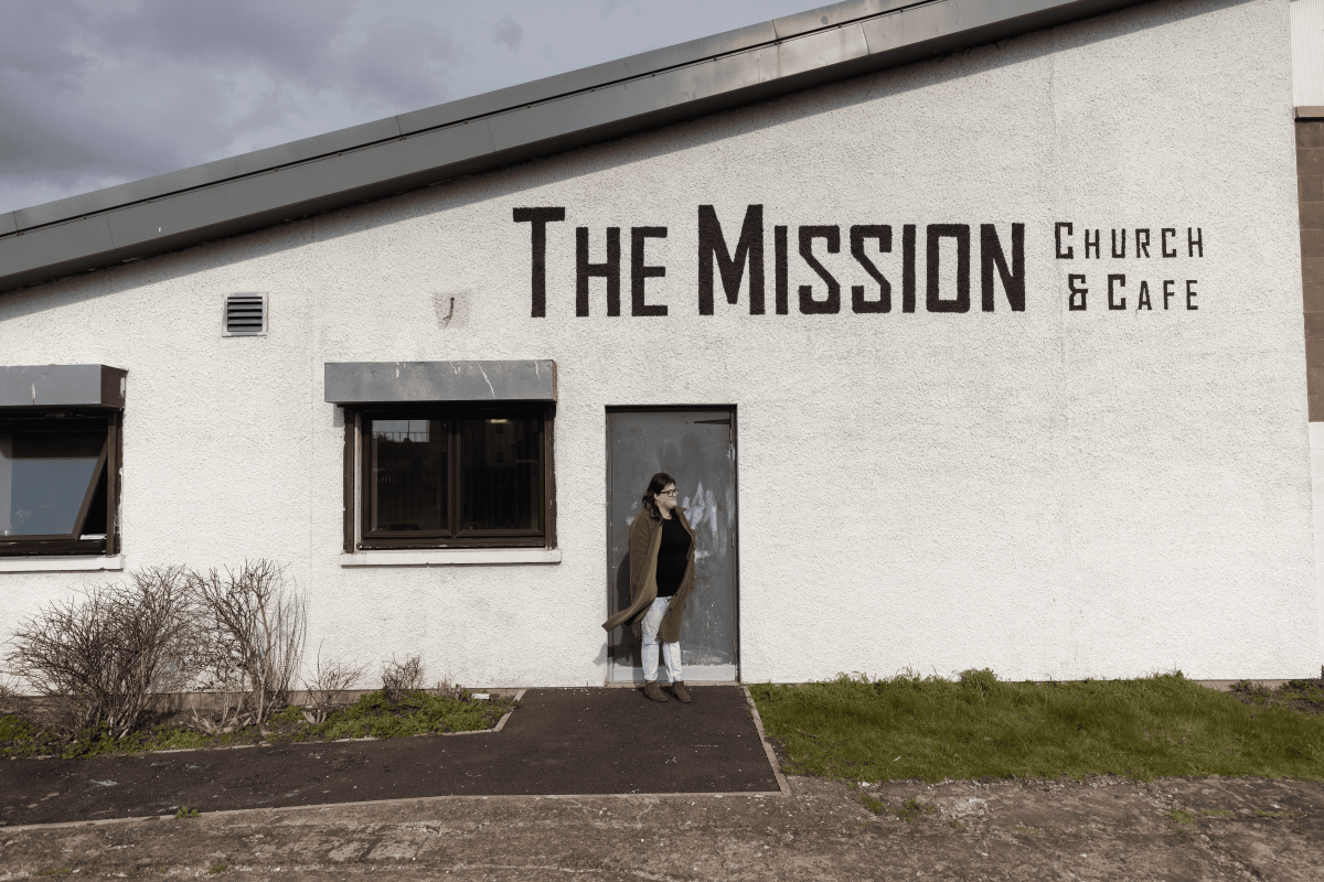 Natasha «Tasha» Davidson en el exterior de la Iglesia Comunitaria de Niddrie.