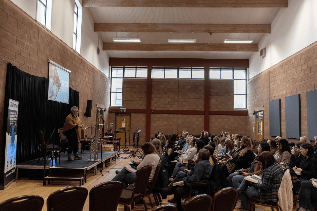 Sharon «Shabba» Dickens enseñando en una conferencia de mujeres celebrada en la Iglesia Comunitaria de Niddrie.