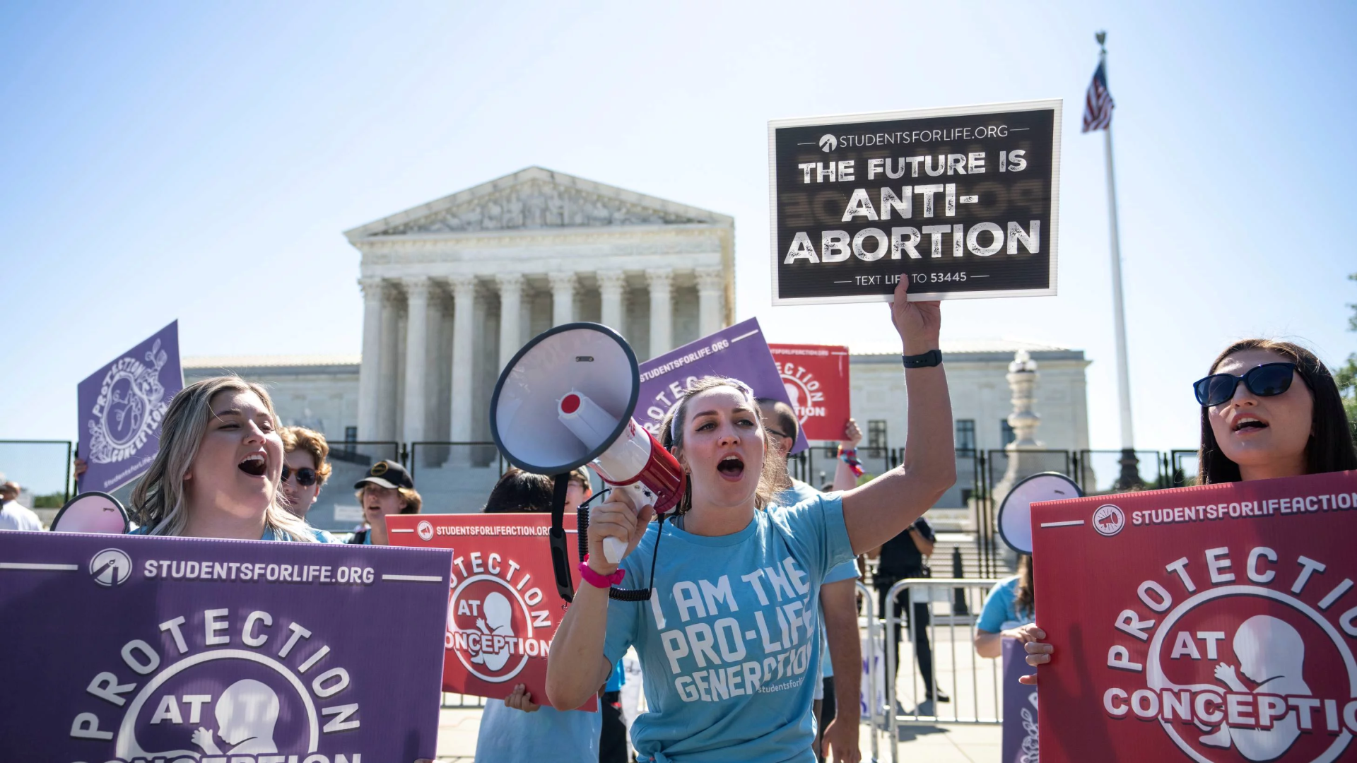 Activistas provida se reúnen frente a la Corte Suprema en vísperas del dictamen de Junio que anuló el dictamen del caso Roe vs. Wade.