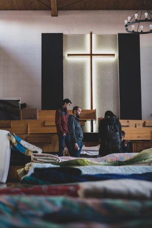 Ruslan Maliuta (derecha) y su hijo Maksym (izquierda) visitando el refugio en la Iglesia Bautista de Chełm de Polonia.