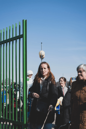 Personas cruzando hacia Polonia desde Ucrania en la frontera de Medyka, Polonia.