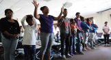 Migrantes en El Paso, Texas, asisten a un servicio de alabanza y adoración en una iglesia.