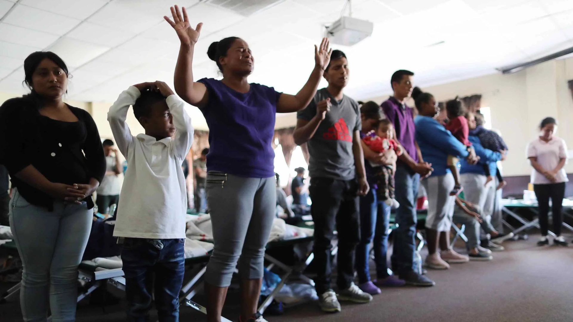 Migrantes en El Paso, Texas, asisten a un servicio de alabanza y adoración en una iglesia.