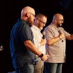 Félix Cabrera (derecha), nuevo vicepresidente de Send Network Español, ora durante una reunión regional de plantadores de iglesias y líderes misioneros en Miami.