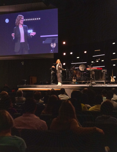 La pastora Julia Pickerill predicando en Vineyard Columbus.