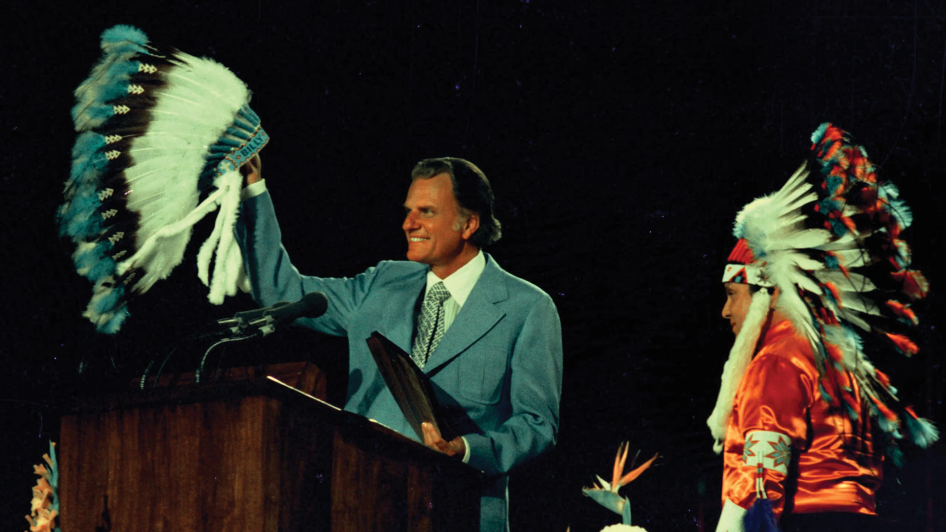 Los regalos que recibió Billy Graham, como este tocado que le regalaron los nativos americanos, se encuentran ahora en Charlotte, Carolina del Norte.