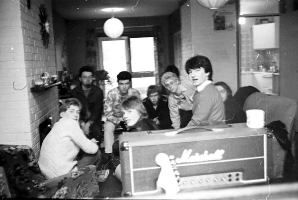 Bono, a la derecha, con los miembros de la banda y unos amigos en 1979.