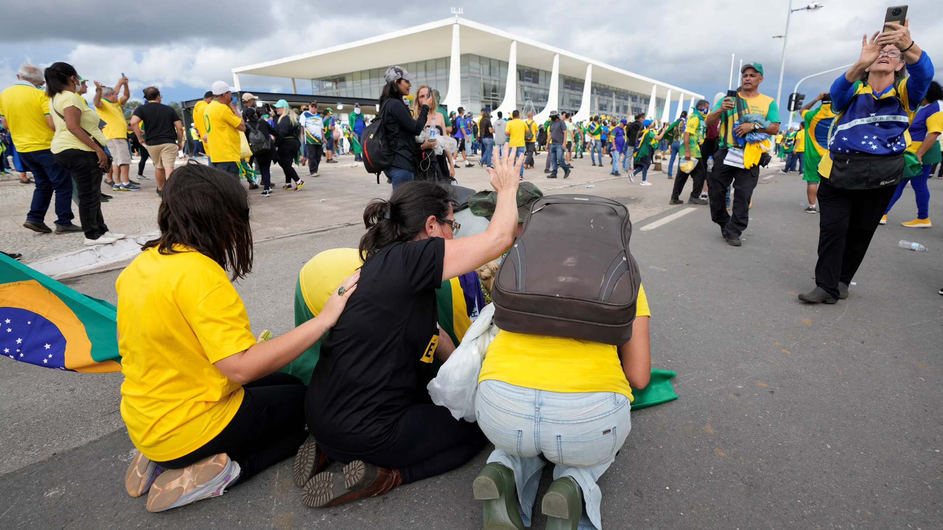 Manifestantes, partidarios del expresidente de Brasil Jair Bolsonaro, se arrodillan para orar mientras asaltan el Palacio de Planalto en Brasilia, Brasil.