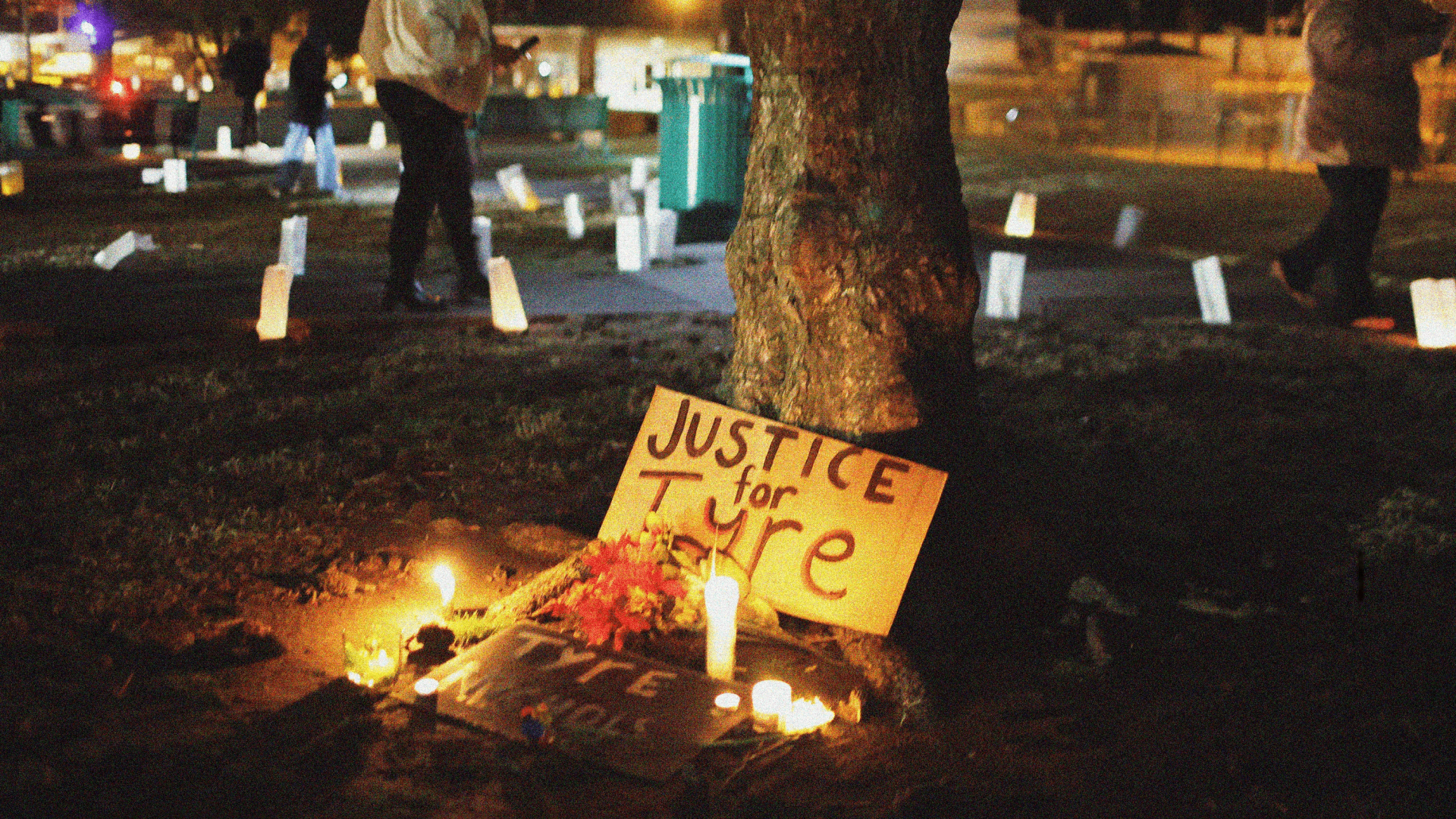 Varias personas asisten a una vigilia con velas en memoria de Tyre Nichols en Memphis, Tennessee.