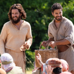Jesús y Simón el zelote alimentan a la multitud.