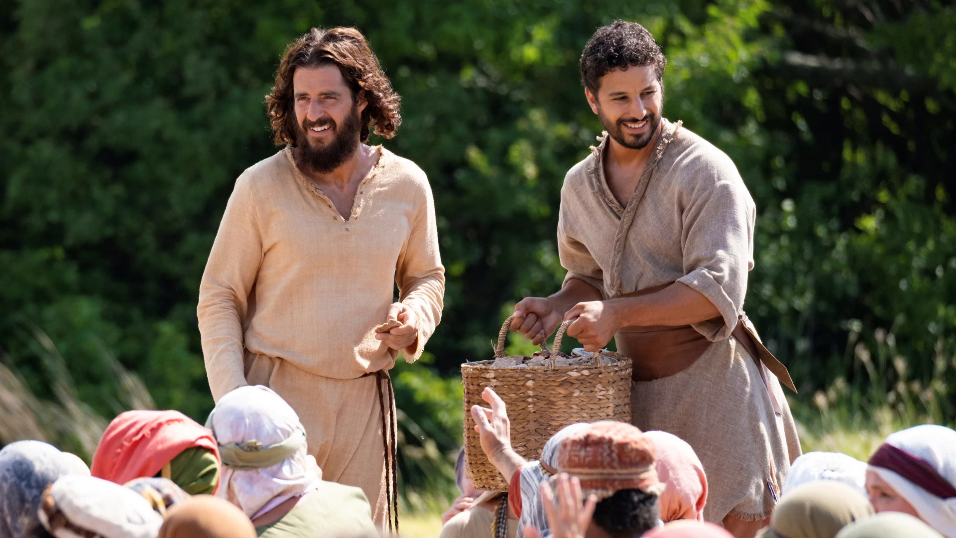 Jesús y Simón el zelote alimentan a la multitud.