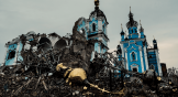 Una cúpula caída yace cerca de la Iglesia de la Santa Madre de Dios («Alegría de todos los que lloran»), destruida por una bomba aérea rusa la primavera pasada, fotografiada el 18 de enero de 2023 en Bohorodychne, Ucrania.