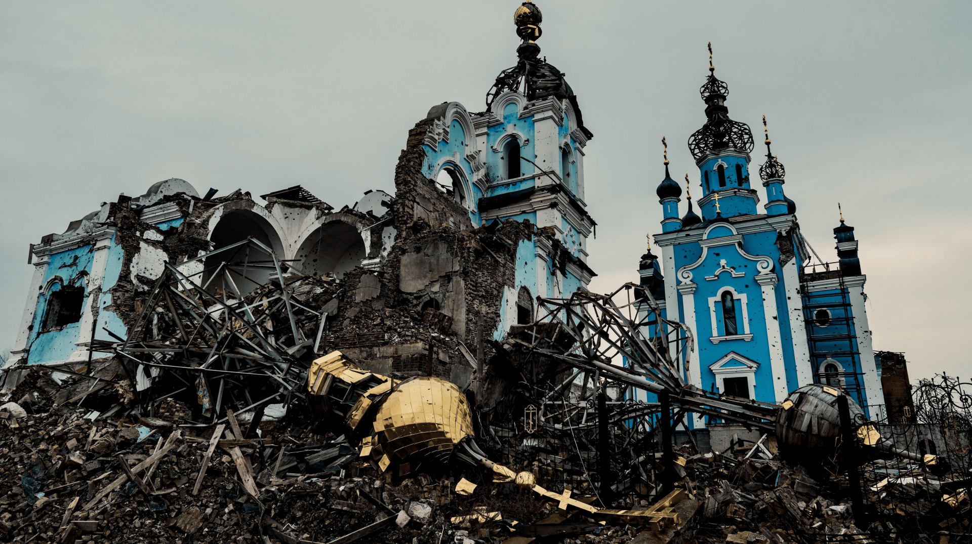 Una cúpula caída yace cerca de la Iglesia de la Santa Madre de Dios («Alegría de todos los que lloran»), destruida por una bomba aérea rusa la primavera pasada, fotografiada el 18 de enero de 2023 en Bohorodychne, Ucrania.