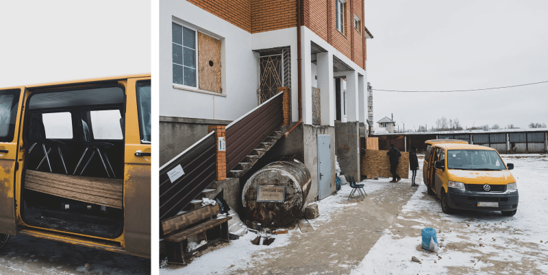 Un pastor ucraniano y algunos voluntarios cargan madera contrachapada para construir una iglesia en la comunidad de la isla de Kherson.