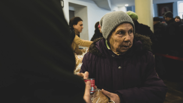 Una distribución de alimentos en una iglesia de Khershon.