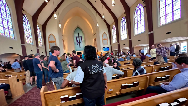 Familiares esperan noticias tras un tiroteo en una escuela de la Iglesia Presbiteriana en América.