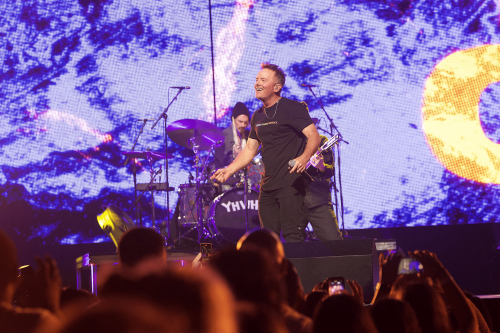 Chris Tomlin en el escenario en la gira Tomlin United Tour que incluyó a Hillsong United, el 11 de abril de 2022.