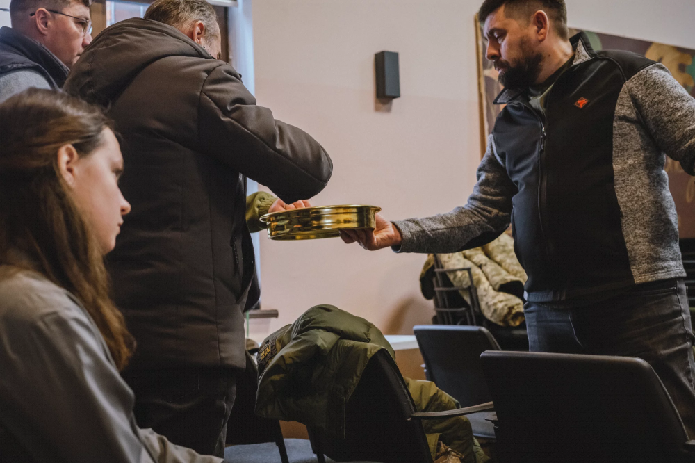 Ministros evangélicos se sirven la comunión unos a otros en una conferencia para capellanes voluntarios.