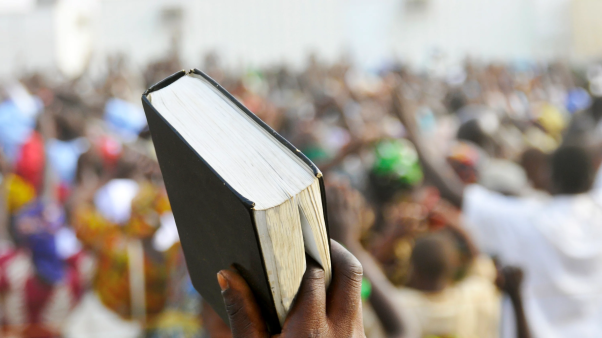 Una Biblia en una reunión de alabanza en África.