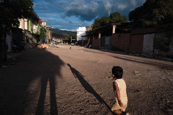 Una calle del barrio frente a la Iglesia para la Frontera en Cúcuta, Colombia.