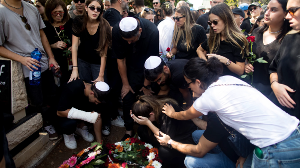 Familiares y amigos lloran la pérdida de un ser querido asesinado por Hamás en un festival.