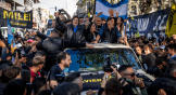 El candidato presidencial Javier Milei (centro izquierda) interactúa con simpatizantes durante un mitin en Argentina.