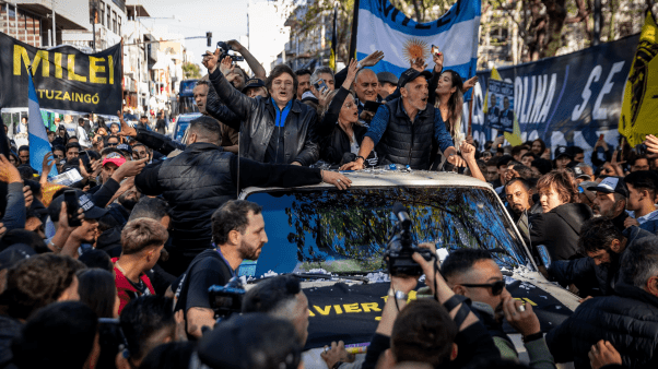 El candidato presidencial Javier Milei (centro izquierda) interactúa con simpatizantes durante un mitin en Argentina.