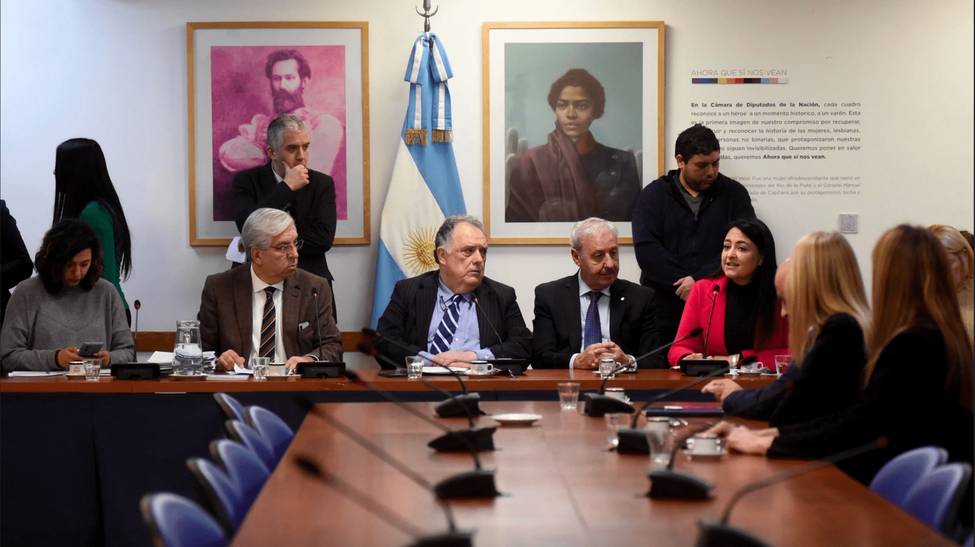 Eduardo Valdez (centro), presidente del ministerio de Relaciones Exteriores y Culto, y Guillermo Oliveri (derecha), embajador de la Secretaría de Culto, en una reunión en la que se aprobó un proyecto de ley que tenía como objetivo establecer el Día Nacional de las Iglesias Protestantes y Evangélicas.